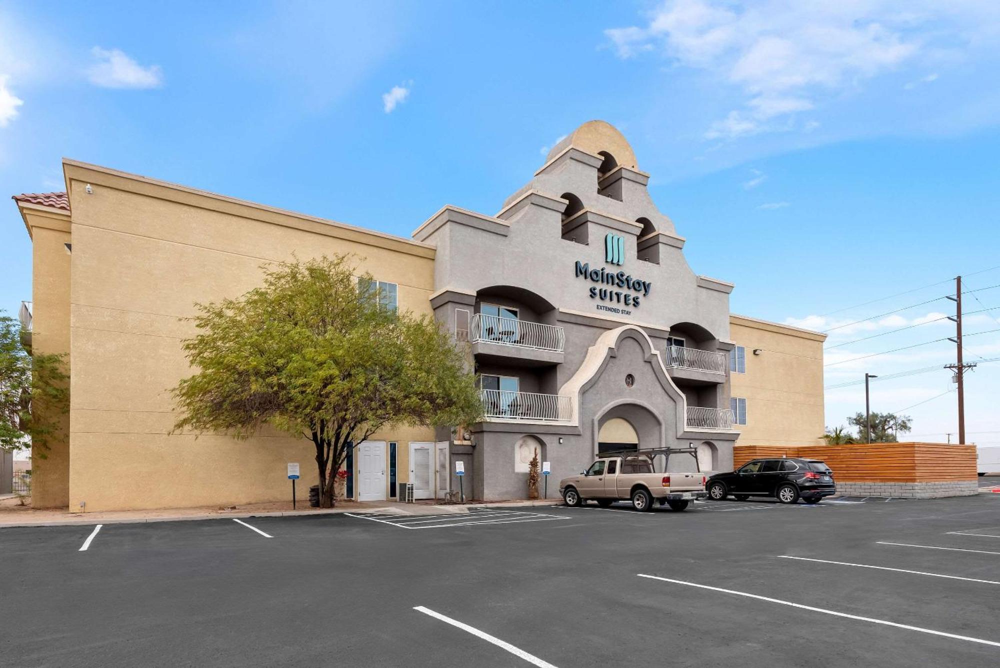 Hotel Comfort & I-8