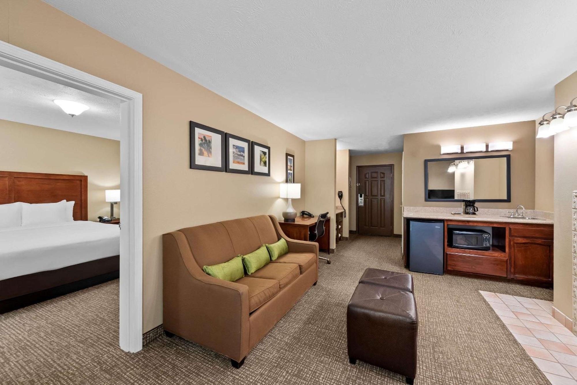 Comfort & I-8 Hotel