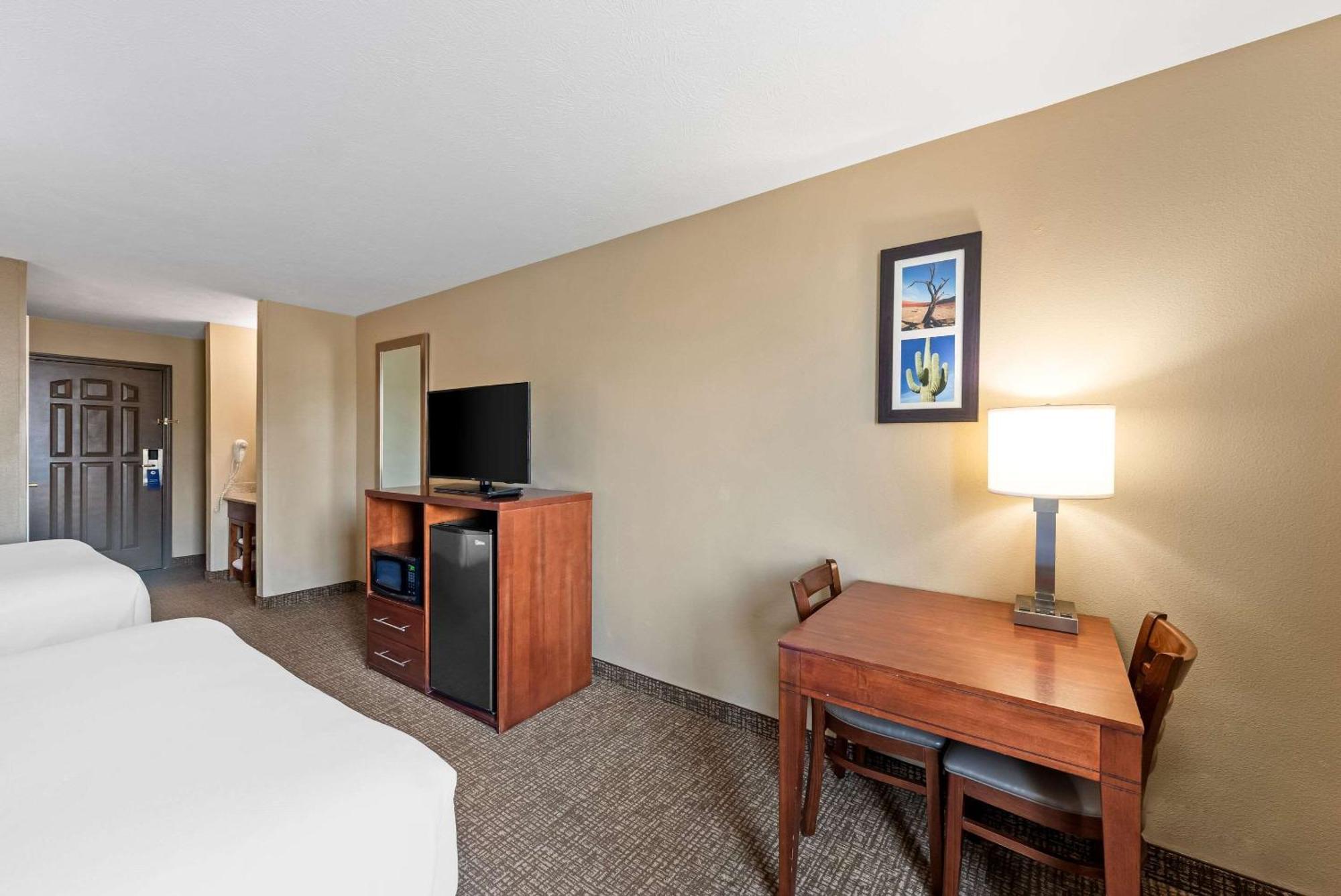 Comfort & I-8 Hotel