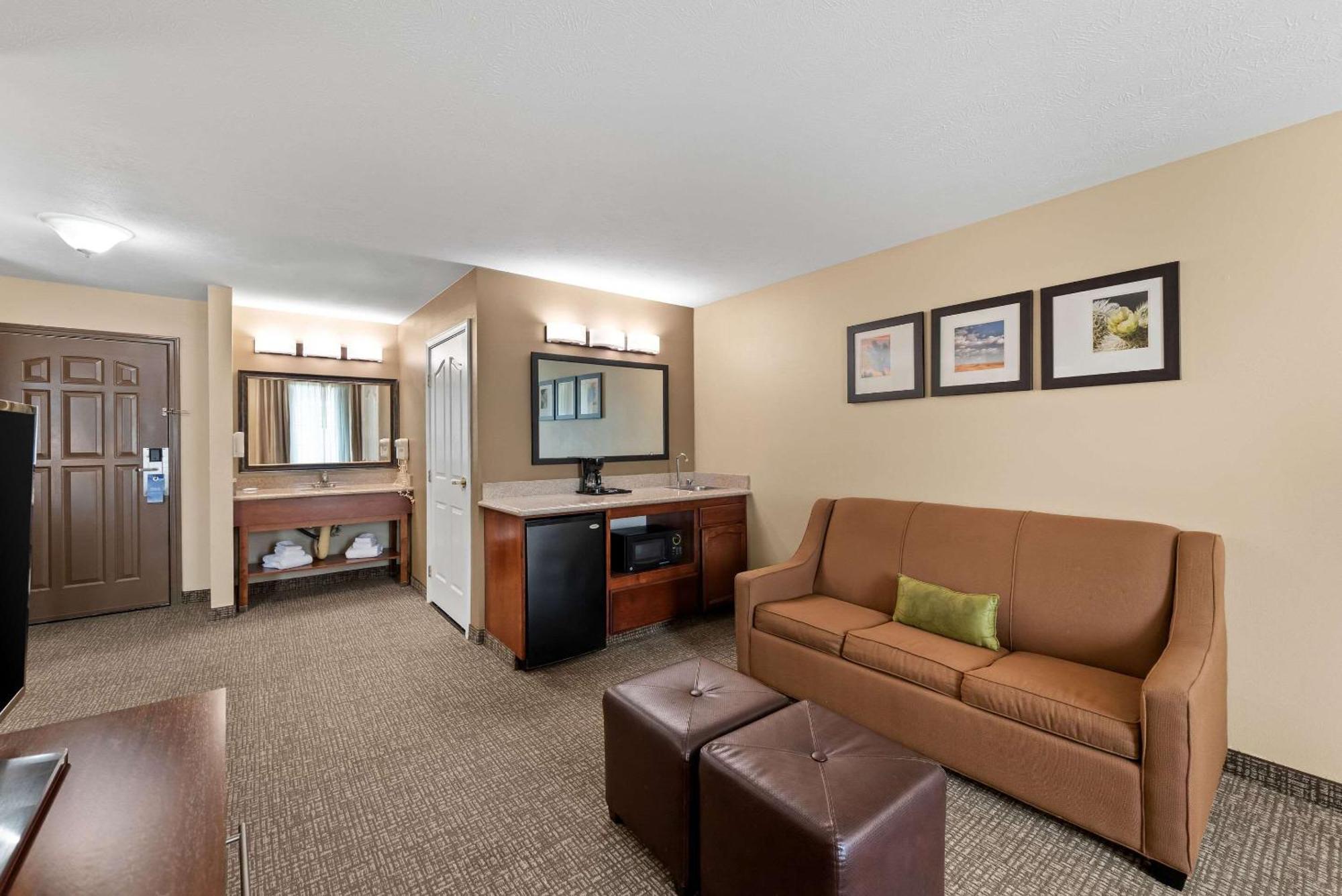 Comfort Inn&suites I-8
