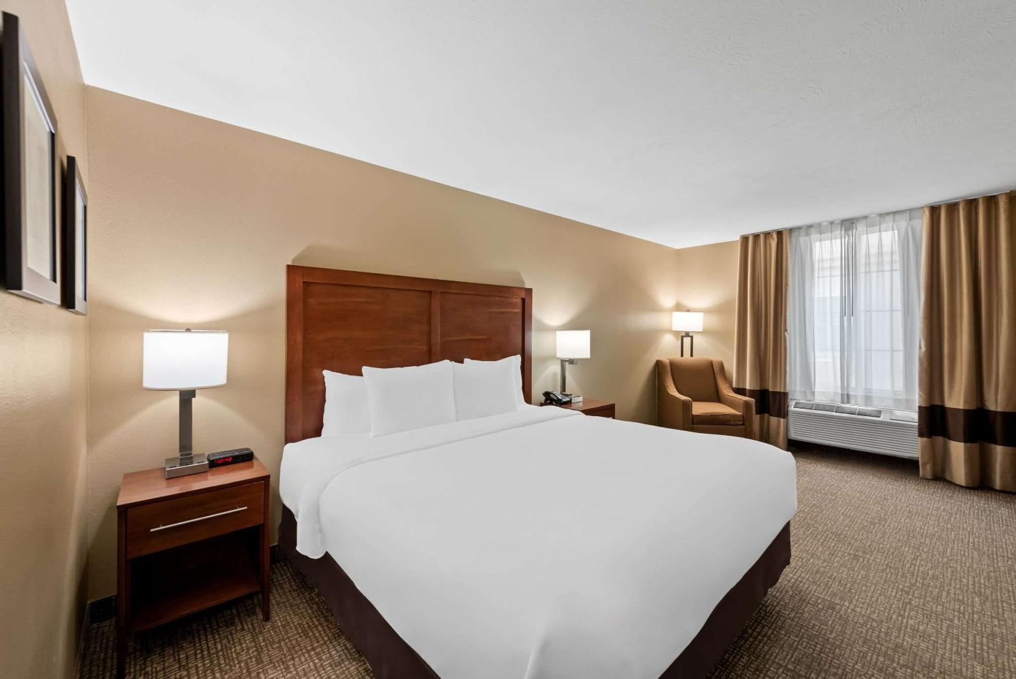 Comfort Inn&suites I-8 2*