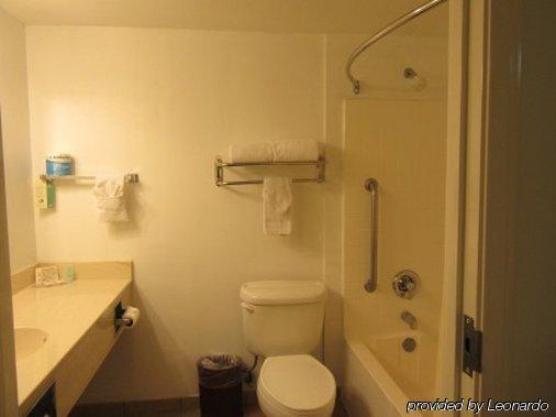 Comfort Inn&suites I-8 2*