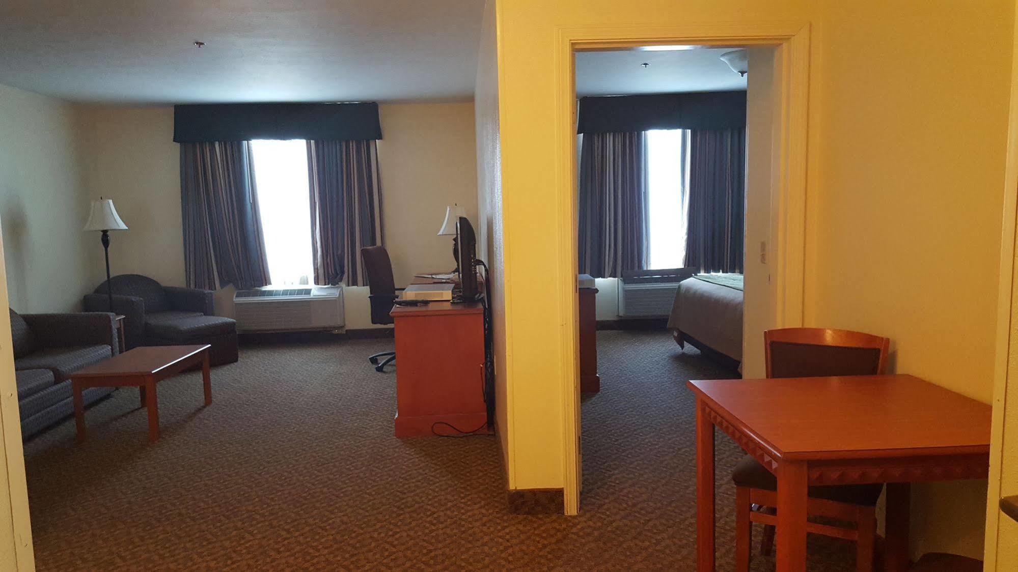 Comfort Inn&suites I-8 2*